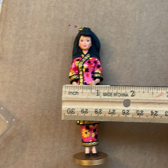 Chinese Barbie Dolls of the world Hallmark ornament collectors series ©️1997 NWT - Picture 10 of 11